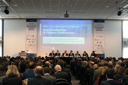 450+ delegates watching the opening panel discussion